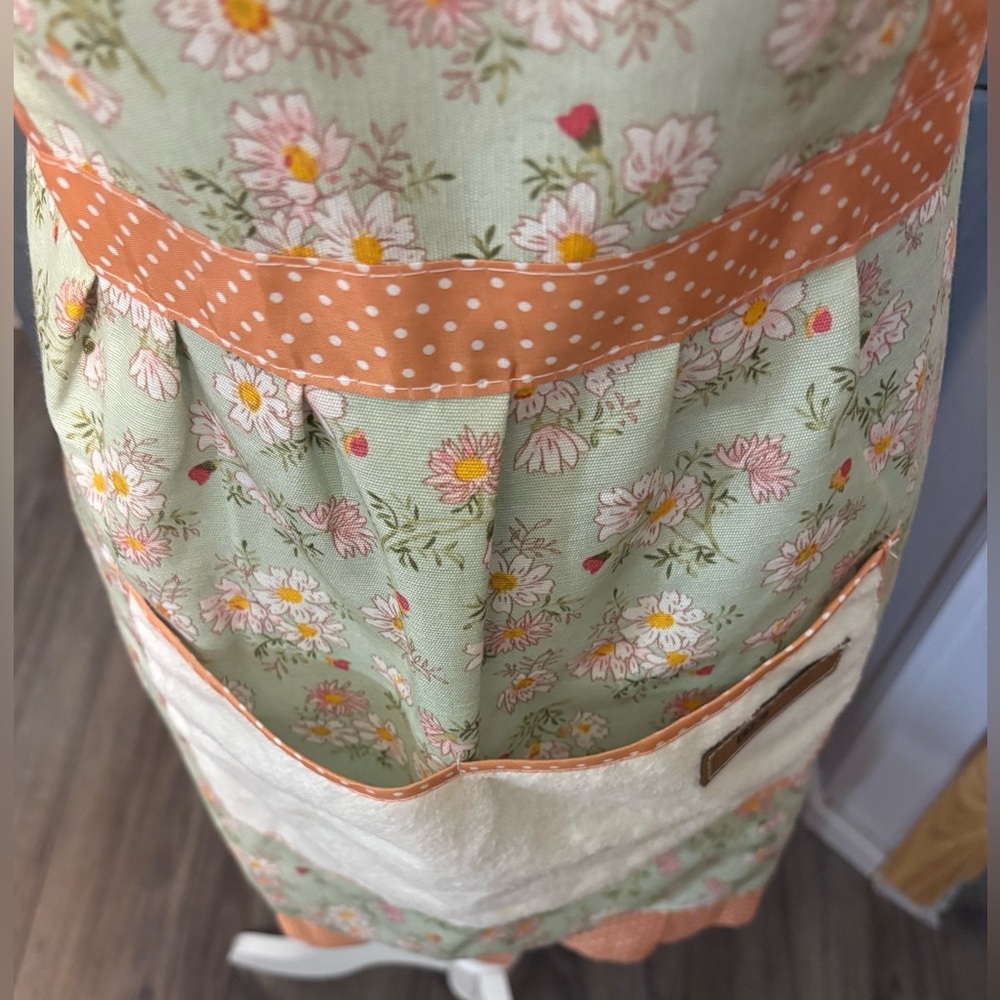 Floral Kitchen Apron
Cottagecore Vintage Style With Pockets
Kitchen Bae - Picture 3 of 10